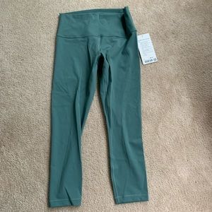 Lululemon NWT Wunder Under Crop- Size 8